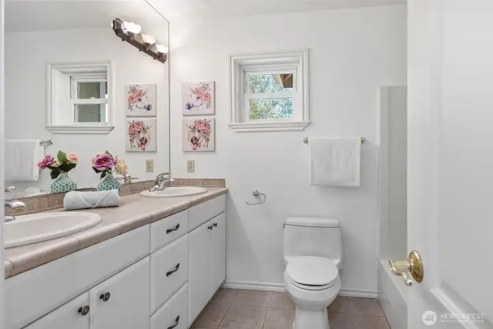 Hallway bath on upper level.