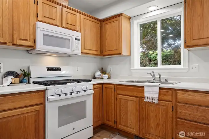 The new gas range offers the perfect place to meal prep or reheat your take out. The new gas range offers the perfect place to meal prep or reheat your take out.