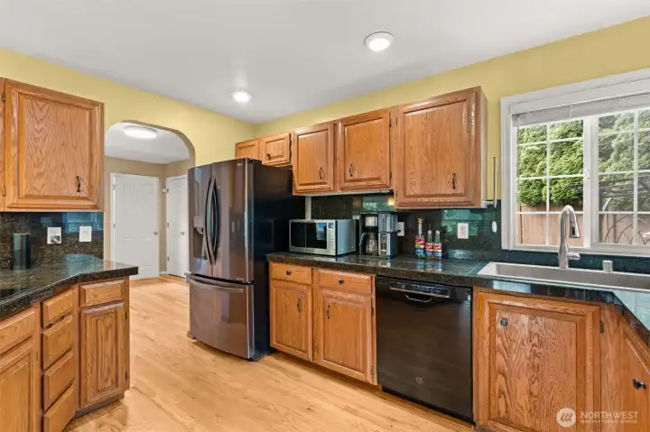 Kitchen w/Granite Countertops