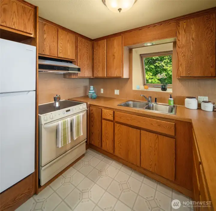 Brand new fridge, lots of storage, everything in great condition!