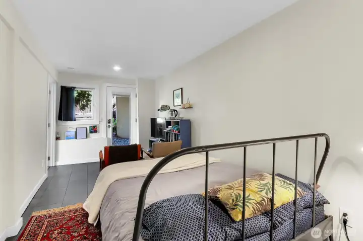 1 room STR.