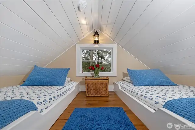 Guest house sleeps 2 in loft, 2 in bedroom