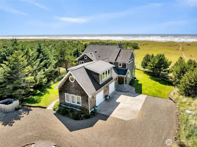 Serene, comfortable beach side luxury. 100 ft of waterfront, to the Seashore Conservation Line, with Accretions.