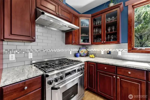 6 burner Dacor range is a dream for entertaining
