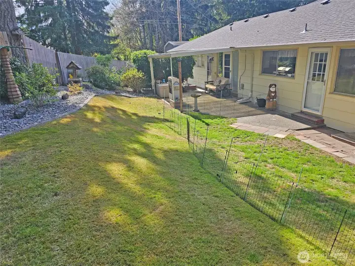 Pleasant back yard and decor' gardens