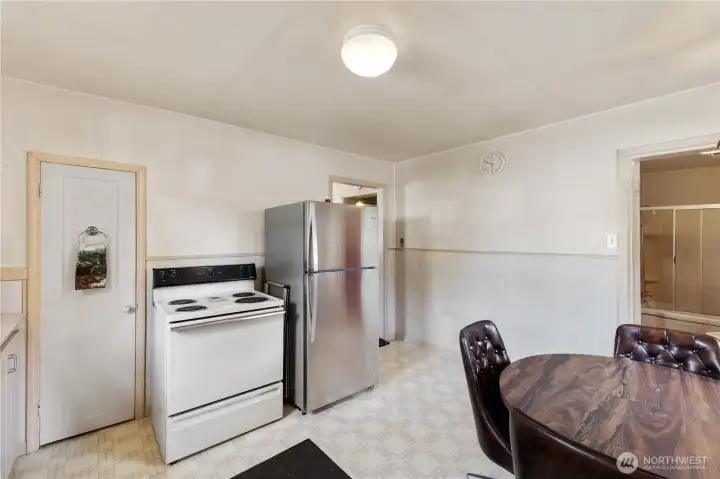 Kitchen w/eating space
