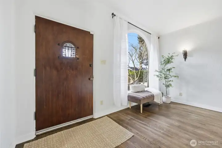 Before leaving the interior scenes, you can admire the solid wood entry door with the massive arched window to the side.