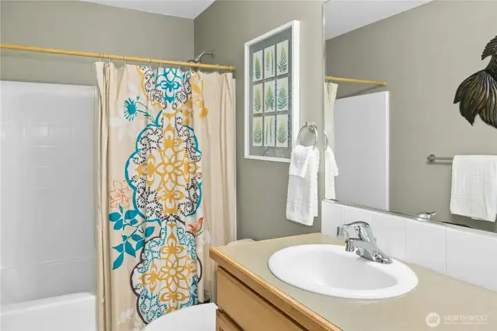 Upstairs hallway bathroom with tub shower