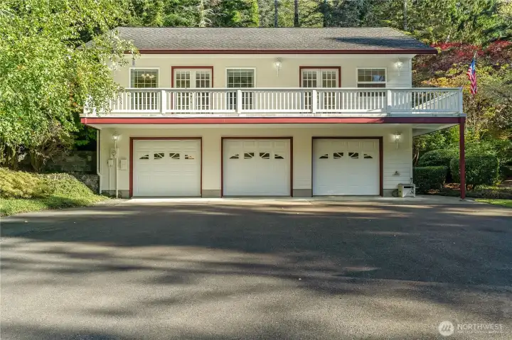 Detached ADU with 3 car garage and 2 bedrooms