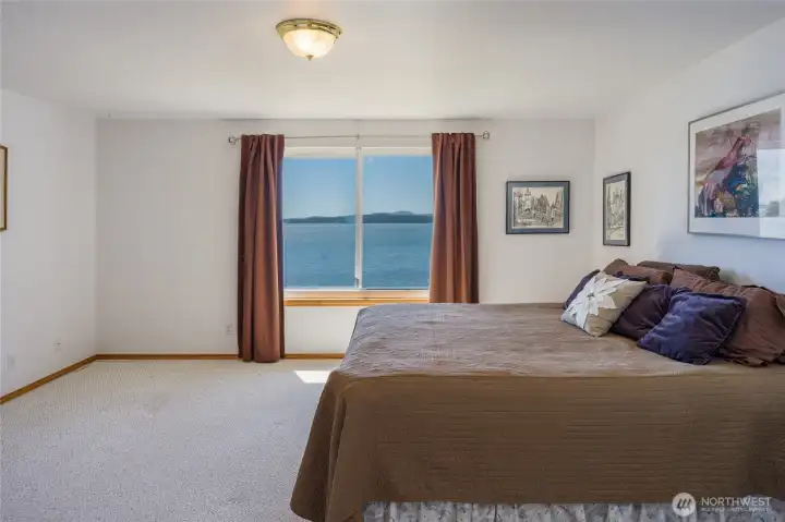 Large primary bedroom.