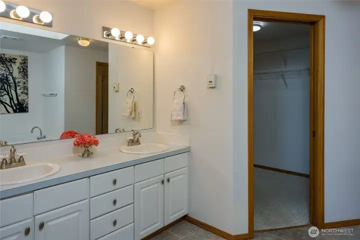 Spacious Primary ensuite with walk-in closet.