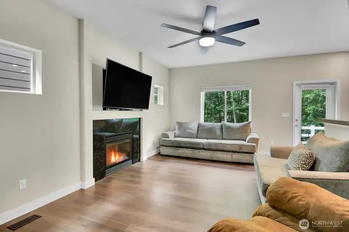 Family Room w/ Gas Fireplace Family Room w/ Gas Fireplace