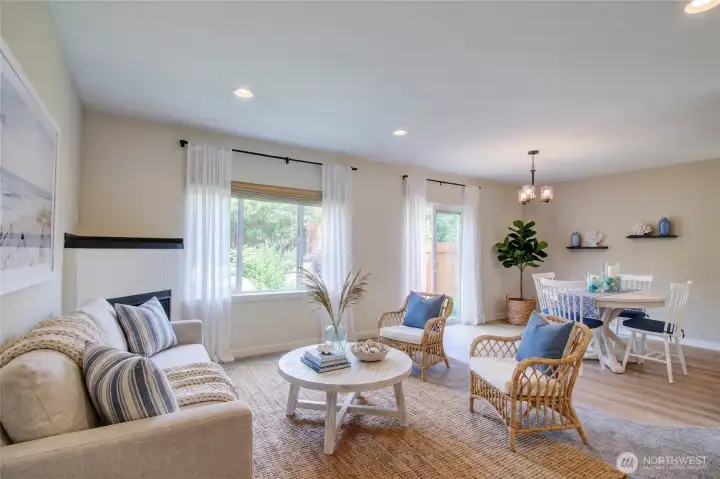 iving Dining Area - *Virtually Staged iving Dining Area - *Virtually Staged