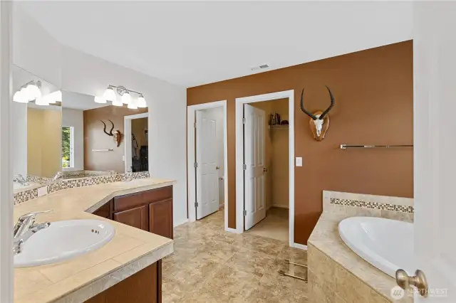 5-piece bath with walk-in closet