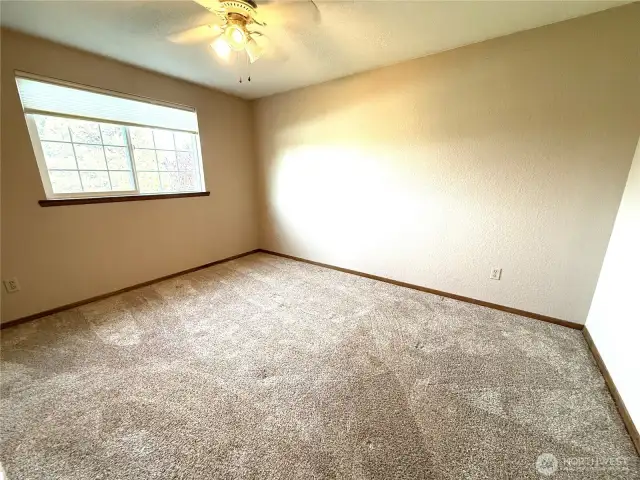 2nd upper bedroom