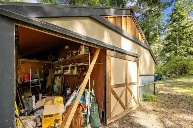 Additional Storage off the back of the Utility/Bath cabin