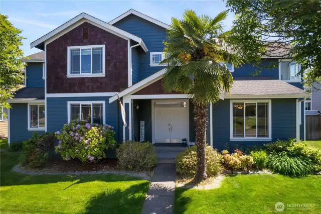 Welcome to this 3,384 sq ft two-story home, ideally nestled on a charming cul-de-sac within a well-maintained neighborhood. You'll love the sense of community here—sidewalk-lined streets, pride of ownership throughout, and a location that offers both peace and convenience. Just minutes from shopping, dining, and freeway access, this home is perfectly positioned for easy living.