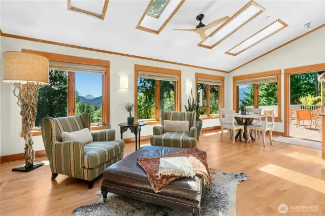 Sunroom / Sitting room & Breakfast nook offer Mount Rainier & Lake Sammamish views, ample skylights, windows and natural light, in addition to access of the wrap around deck.
