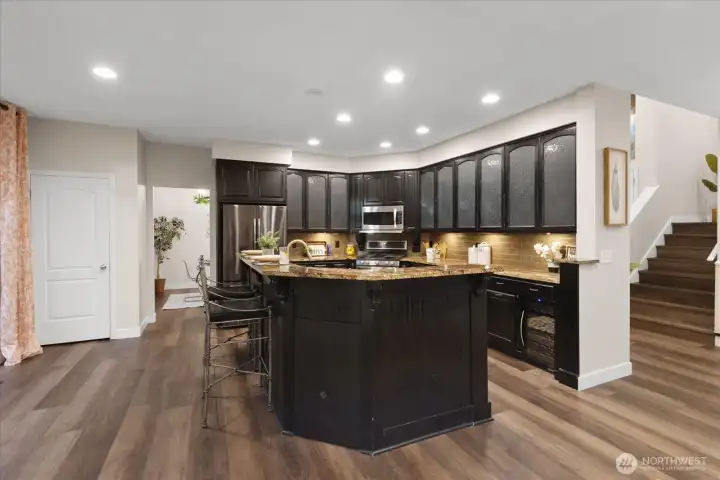 Bartop seating at the island, great for entertaining!