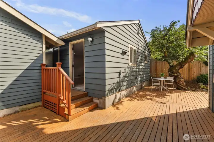 The studio DADU is ideal for home office, guest suite or rental income.