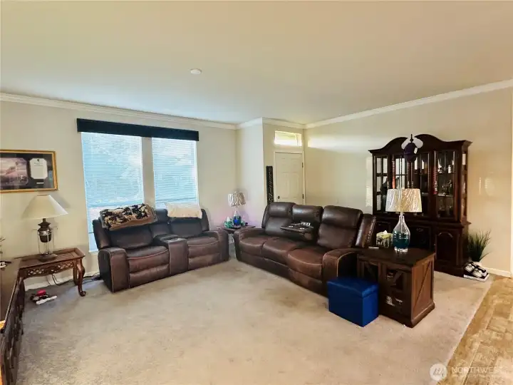 Open living area and entry !