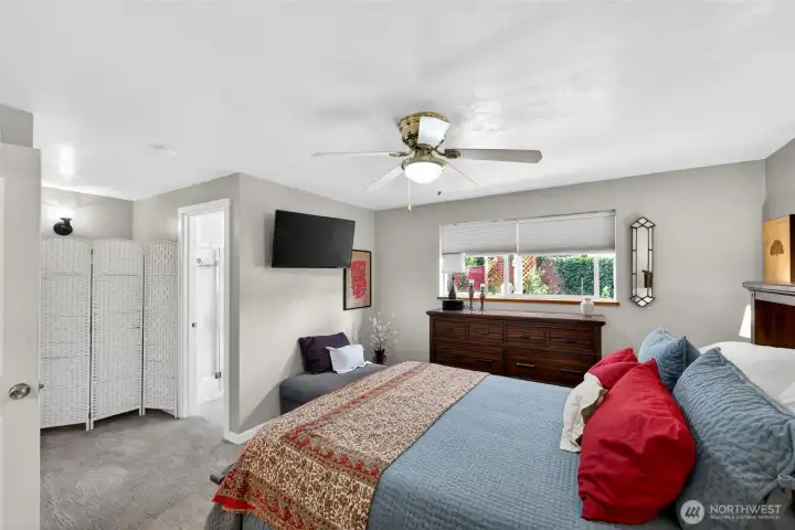 Looking to Ensuite bath - Closet is to the left