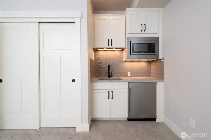 Convenient kitchenette with built-ins for added flexibility and comfort. Convenient kitchenette with built-ins for added flexibility and comfort.