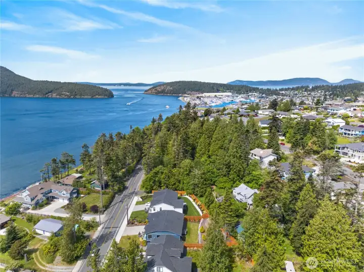 Panoramic island and marina views in a stunning coastal setting. Panoramic island and marina views in a stunning coastal setting.