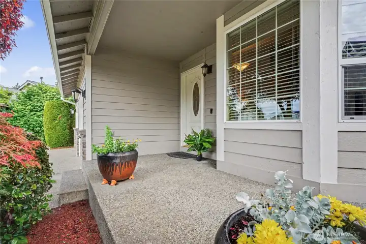 Covered front porch!