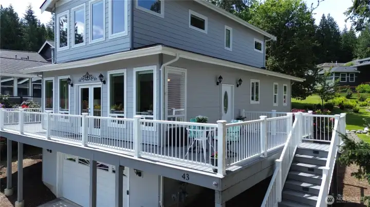 Entry area and deck, with views of the amazing rear of the property! Entry area and deck, with views of the amazing rear of the property!