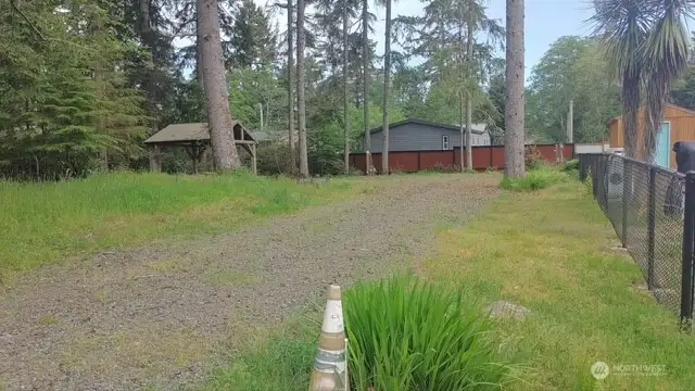 Level partially fence!