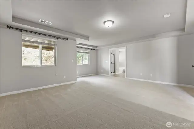 Expansive primary bedroom.