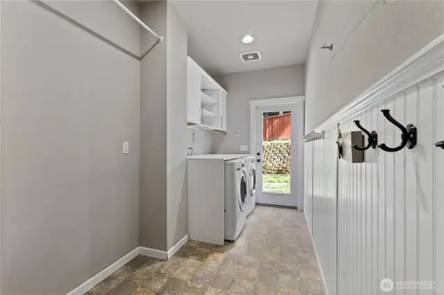 Nice mud/laundry room with ample space.