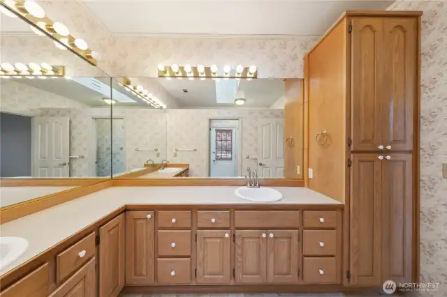 Primary bath w/ lots of storage