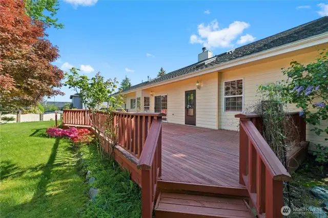 Another view of the huge deck