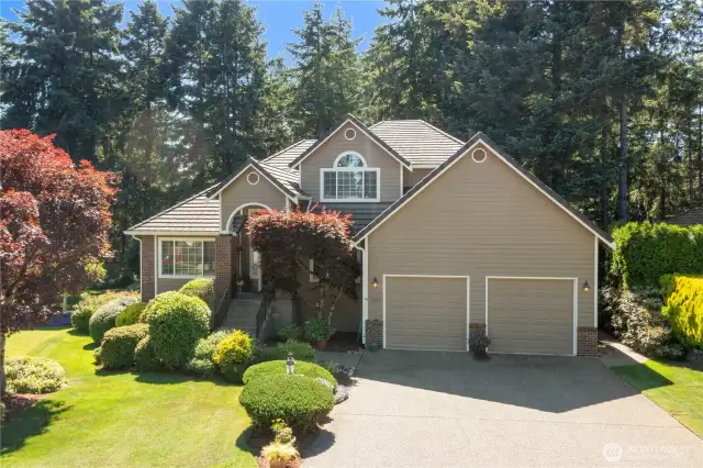 Welcome to this beautifully maintained home in Braebyrn, nestled on a spacious ¼-acre cul-de-sac lot. Enjoy lush, mature landscaping and charming details throughout this inviting property.