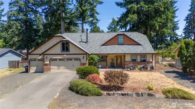 Welcome Home! 3 Car Garage & RV Parking