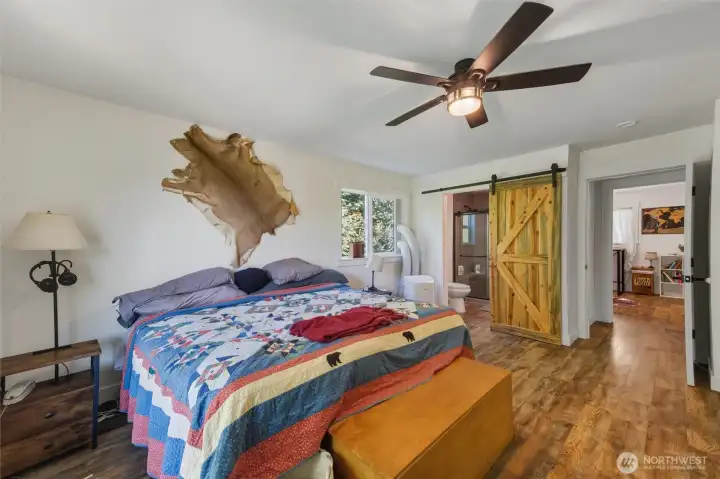 primary suite with barn door to bathroom