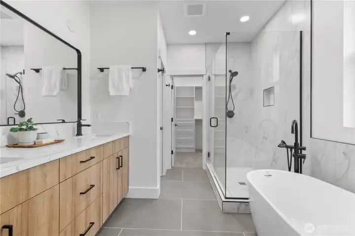 En Suite boasts a luxurious soaking tub