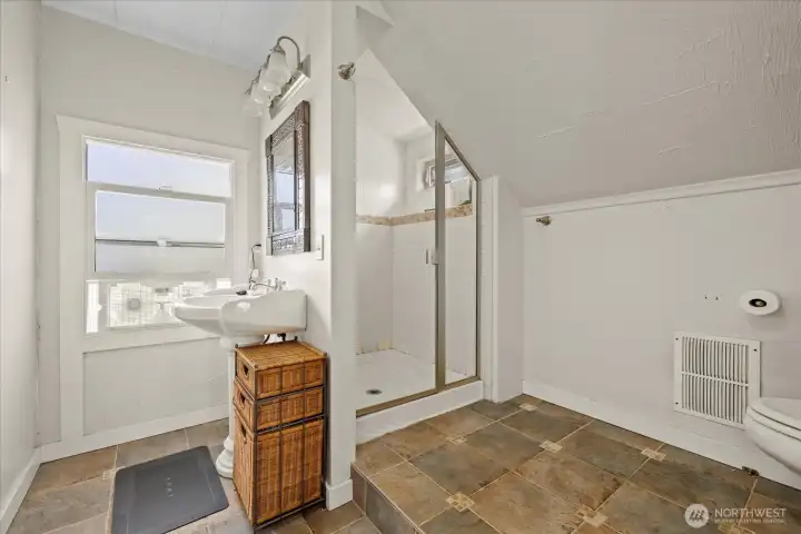 Primary en-suite bathroom