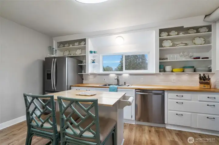 Perfect open cupboard design to display treasured dishware.