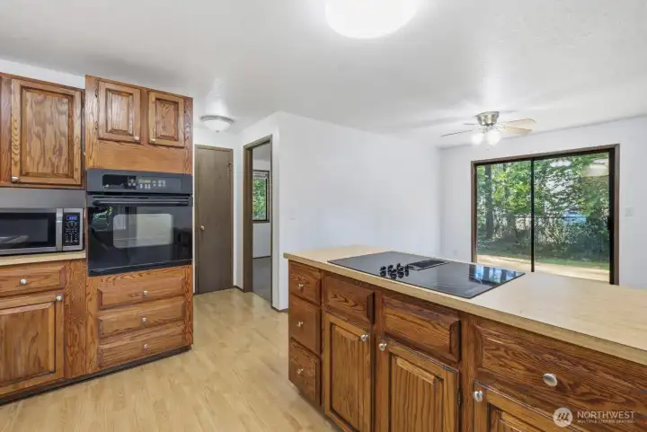 Generous Size Kitchen area with plenty of storage. Generous Size Kitchen area with plenty of storage.