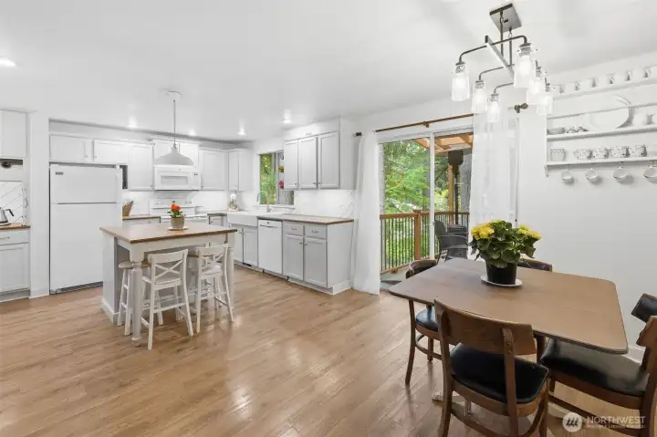 Entry from living room to dining and kitchen. Lots of space for guests and friends to mill about while you host.