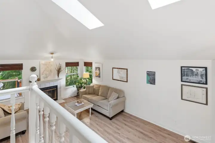 Mid-landing of the open staircase from the upstairs. Look at all the sunlight from those wonderful skylights!