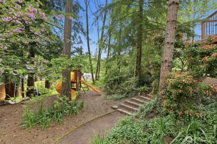 This fairytale yard makes it easy to feel so close to nature.