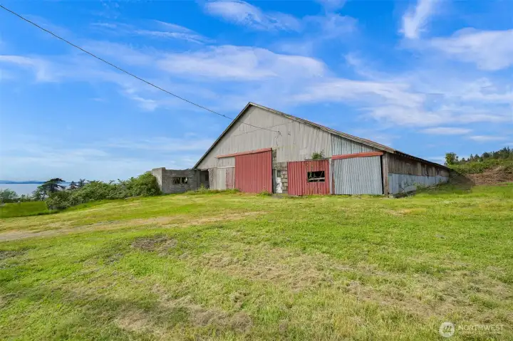 Large detached barn with multiple access points and generous interior space, ideal for workshop use, equipment storage, or hobby projects. Large detached barn with multiple access points and generous interior space, ideal for workshop use, equipment storage, or hobby projects.