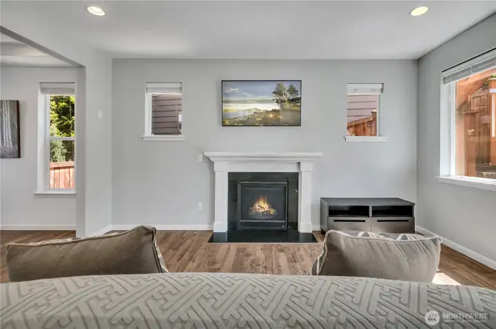 Cozy fireplace and classic Lincoln column mantlepiece! Cozy fireplace and classic Lincoln column mantlepiece!