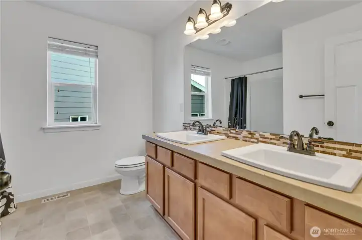 Full hall bath features double vanities and tub/shower combination! Full hall bath features double vanities and tub/shower combination!