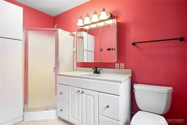 Primary en suite...