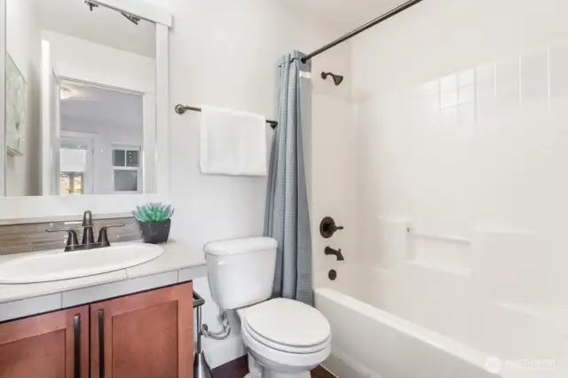 Full bath in junior suite.